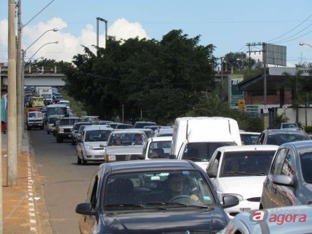 Tr&acirc;nsito na Avenida Tancredo de Almeida Neves em S&atilde;o Carlos (Foto: Tiago da Mata / SCA)