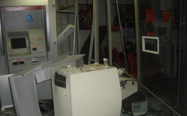 No Santander, um caixa eletrônico foi arremessado a alguns metros de distância. (Foto: Araraquara.com)