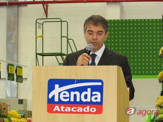 Carlos Eduardo Severini, diretor do Tenda Atacado, durante discurso de inauguração. (Foto: Tiago da Mata / SCA).