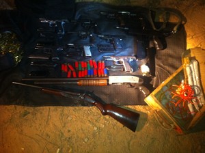 Armas apreendidas durante operação da Rota em Várzea Paulista (foto: SSP/SP).