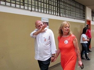 Oswaldo Barba vai até a sua sessão acompanhado da mulher, Cidinha Duarte. (foto: Tiago da Mata)