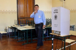 Candidato Flávio Lazarotto faz sinal de vitória durante votação no Álvaro Guião (foto Mauricio Duch)