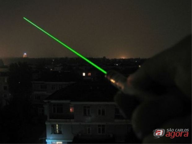 http://media.saocarlosagora.com.br/uploads/caneta-laser-pointer-verde-200mw-com-frete-gratis_mlb-o-167503475_5586-620464.jpg