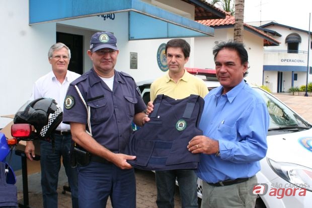 Vereador José Luis Rabello faz a entrega simbólica do colete à um guarda municipal. (Foto: Tiago da Mata / SCA)