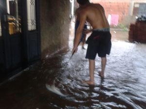 Residência na Rua Odair de Campos Pereira é inundada pela enxurrada. (Foto enviada por leitora).