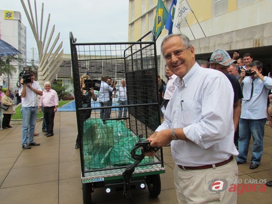 Prefeito "pilota" o primeiro carrinho elétrico entregue em São Carlos. (Foto: Tiago da Mata / SCA)