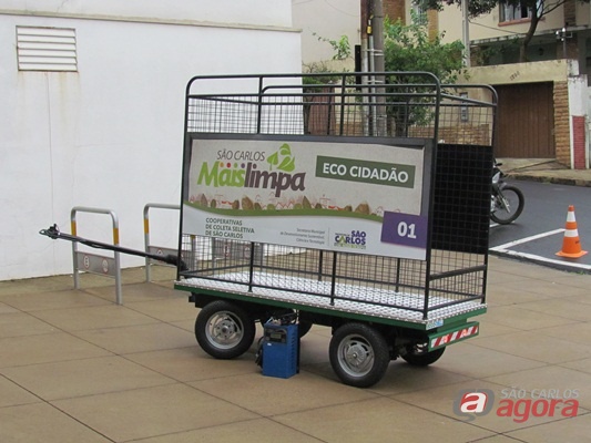 Carrinho el&eacute;trico carrega 500kg de carga e tem uma altonomia de 8h. (Foto: Tiago da Mata / SCA)