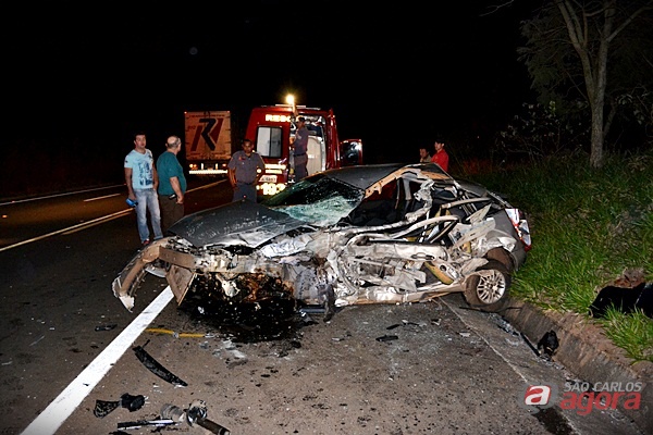 Carro da professora ficou destruido após o impacto. (foto Lucas Castro/RB Na Rede).