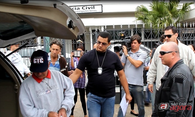 José Enrique Vendrasco, 53, o “Riquinho”, é levado ao Centro de Triagem. (Foto: Tiago da Mata).