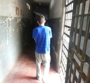 David, um dos acusados, segue para a cela. (foto Araçatuba News).