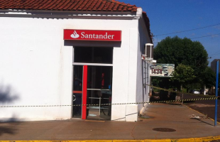 Agência do Banco Santander também foi alvo dos criminosos mas, do local, nada foi levado (Daiane Bombarda/Tribuna Araraquara)