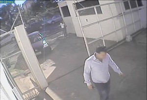 Imagens de câmeras de segurança mostram acusado entrando na Casa de Saúde.