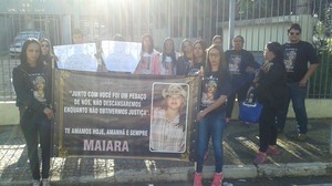 Familiares e amigos de Maiara pedem por Justiça em frente ao Fórum de Leme. (foto Divulgação)