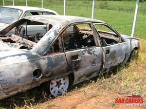 Carro da v&iacute;tima tamb&eacute;m foi incendiado. (foto Arquivo)