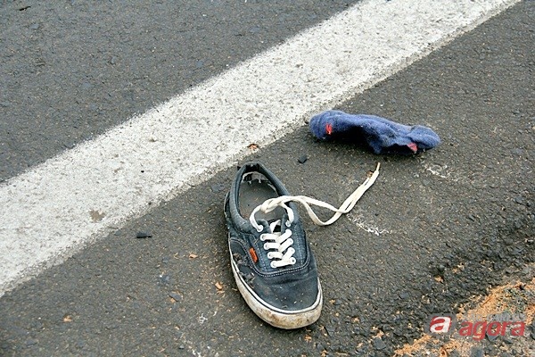 Em seu braço havia uma pulseira da Tusca.