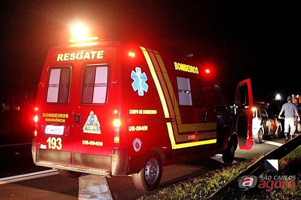 Vítima foi atingida por carro oficial ao tentar atravessar a rodovia.