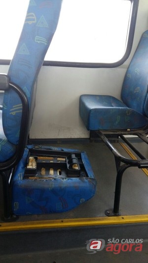 Ônibus em péssimo estado de conservação foram colocados à disposição da população (Foto Reprodução Facebook)
