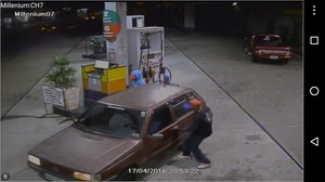 Imagens mostram dupla praticando assalto em posto de gasolina.