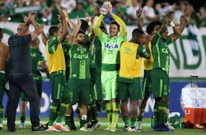 Jogadores da Chapecoense comemorando vit&oacute;ria sobre San Lorenzo na semfinal da Copa Sul-Americana, em Chapec&oacute;. Reuters/Paulo Whitaker