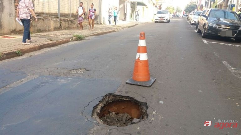 Asfalto Cede E Buraco Profundo Se Abre No Meio Da Rua Dona Alexandrina