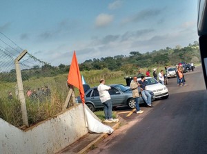 Trabalhadores do lado de foram do Centro de Manutenção da LATAM. (foto Divulgação)