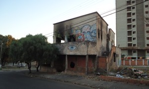 Prédio abandonado trazia muito medo para moradores na Vila Costa do Sol.