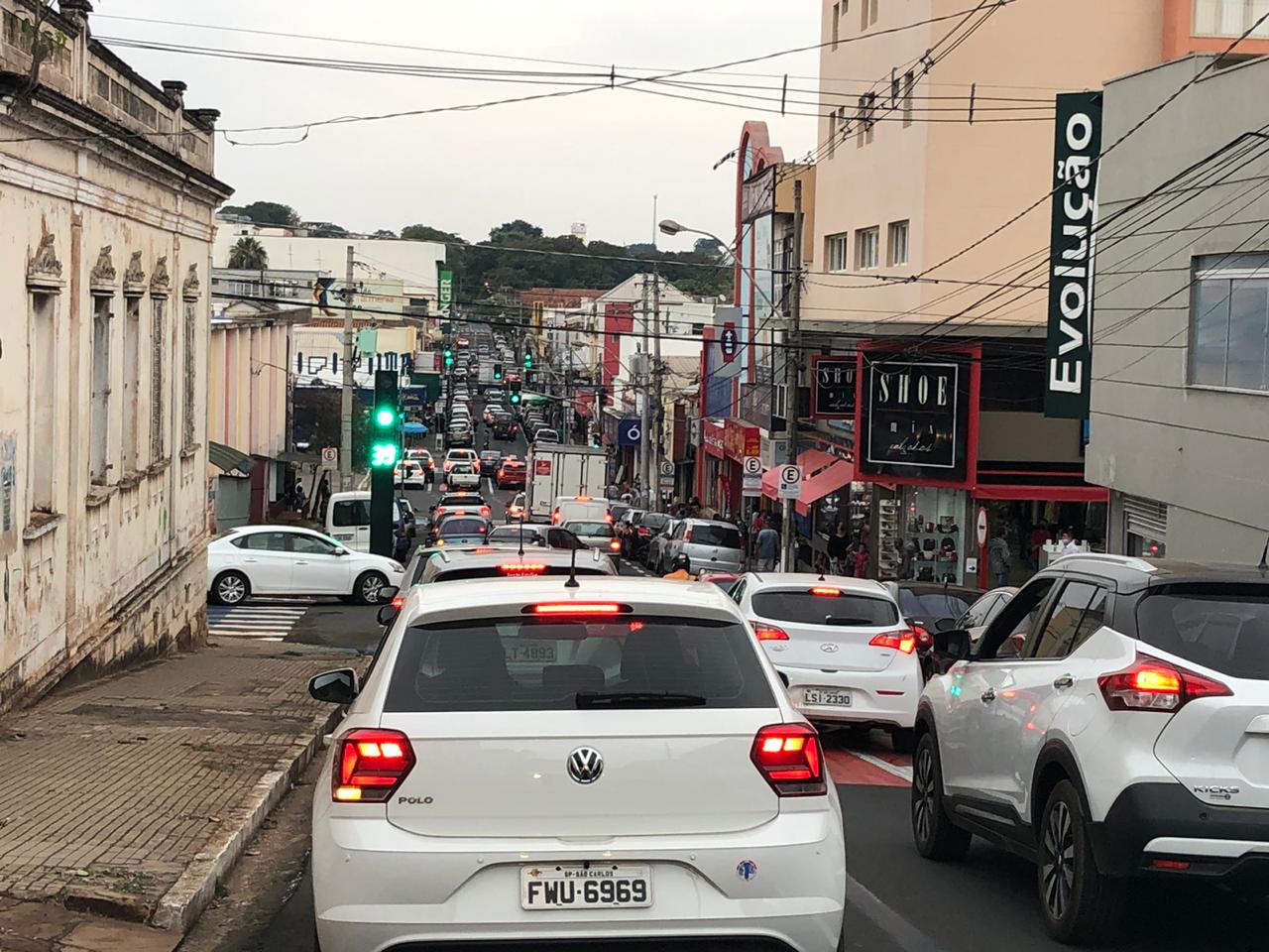 Ruas do Centro ficam lotadas no segundo dia da reabertura do comércio