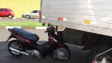 
Uma motocicleta ficou presa embaixo de um caminhão após um acidente na tarde desta sexta-feira (15). O piloto transitava pela avenida Salgado Filho, Vila Marina e não percebeu que o caminhão estava entrando em uma empresa. Ele sofreu ferimentos leves e  