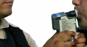 Motorista embriagado é preso após dirigir em zigue-zague