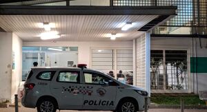 Homem apanha de populares após agredir mulher e acaba preso pela PM