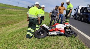 Colisão traseira na SP-310 deixa motociclista ferido