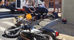 Mulher fica inconsciente após colisão entre carro e moto na Vila Costa do Sol