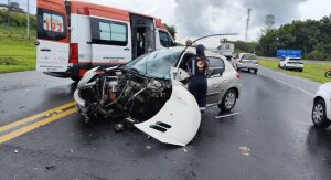 Colisão frontal entre carros deixa dois feridos na SP-318 em São Carlos
