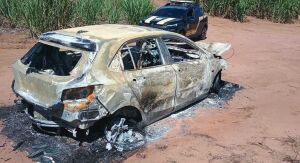 Veículo roubado é encontrado incendiado em estrada rural de Ibaté
