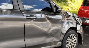 Colisão entre moto e carro deixa jovem ferido na Avenida Comendador Alfredo Maffei