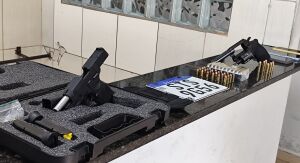 Força Tática prende homem procurado pela Justiça e apreende armas em apartamento no Jockey Club