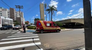 Motociclista fica ferido após colisão com carro em cruzamento próximo à rodoviária