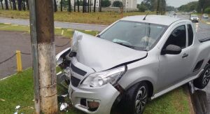 Picape colide contra poste em frente ao CIESP