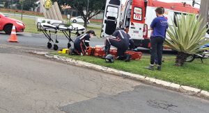 Colisão entre carro e moto de aplicativo deixa passageira ferida no Santa Felícia