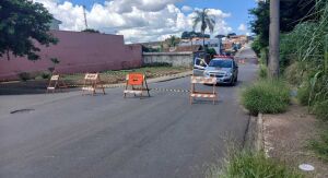 Risco de erosão leva SAAE a interditar trecho no cruzamento no Santa Felícia