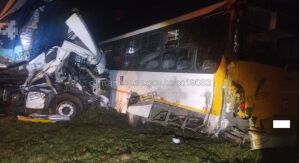 Bitrem atinge ônibus parados e provoca interdição parcial na Washington Luís