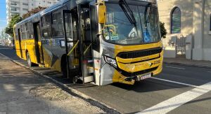 Picape avança sinal de pare e causa acidente com ônibus no Centro 