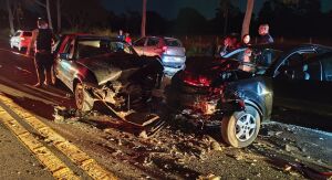 Colisão frontal seguida de batida traseira deixa dois feridos na SP-215