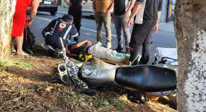 Motociclista sofre fratura exposta após colisão com carro e árvore