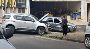 Carro avança "pare" e é atingido por caminhonete