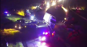 Caminhão colide contra barreira e interdita Rodovia Washington Luís 