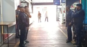 Operação conjunta fiscaliza lojas de celulares no centro e interdita estabelecimento irregular