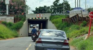 Após brigas e filas, motoristas sugerem semáforo em pontilhão entre Jockey Clube e Paulistano