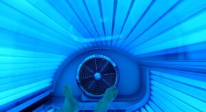 Fiscalização flagra funcionamento de câmara de bronzeamento em salão de estética