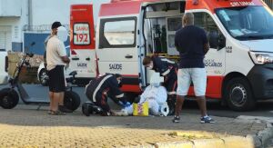 Colisão entre moto elétrica e carro deixa casal ferido no São João Batista